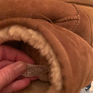 Womens UGGs gently worn. Excellent condition. Heel has no signs of wear.